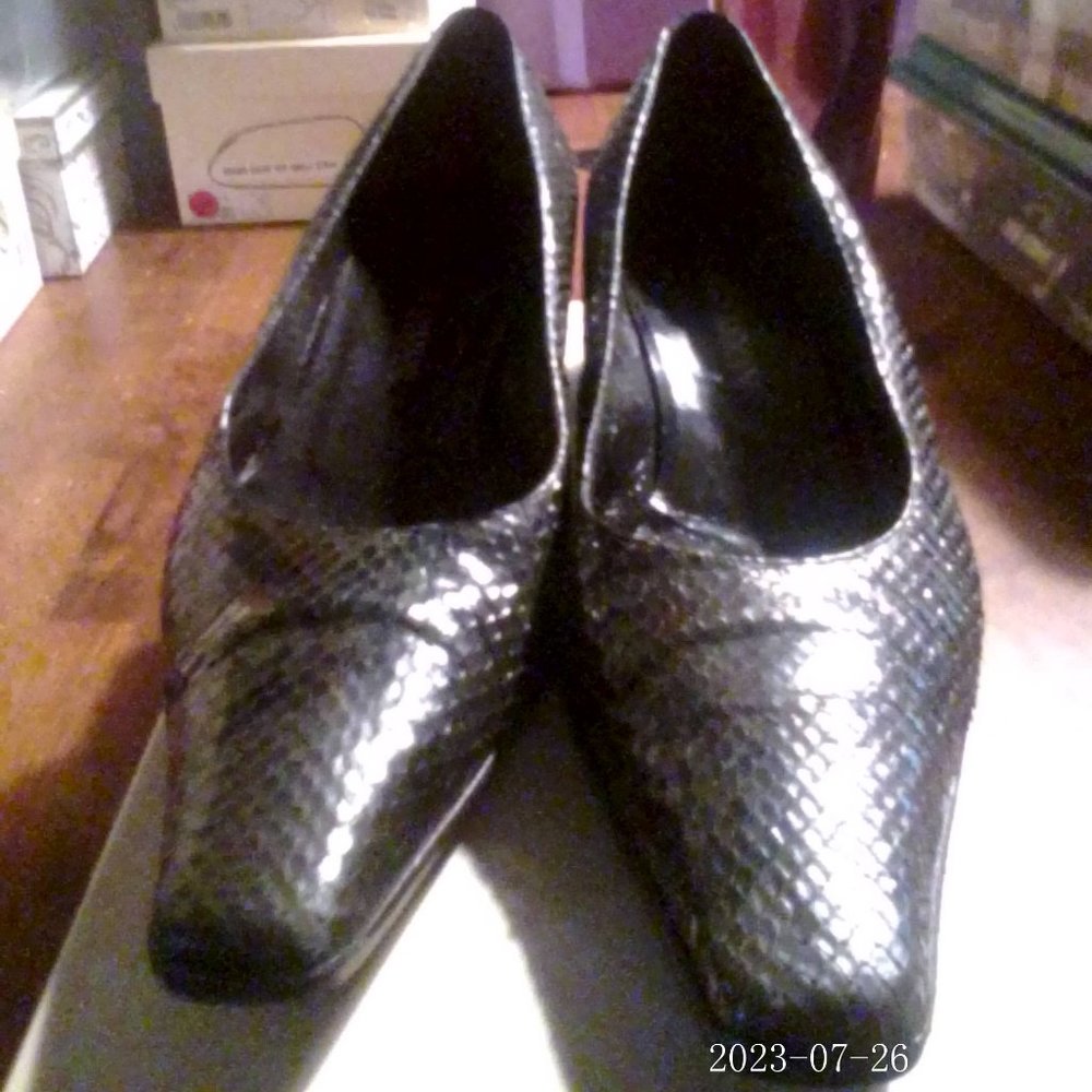 Giorgio Armani size 9.5 Green Python shoes.
